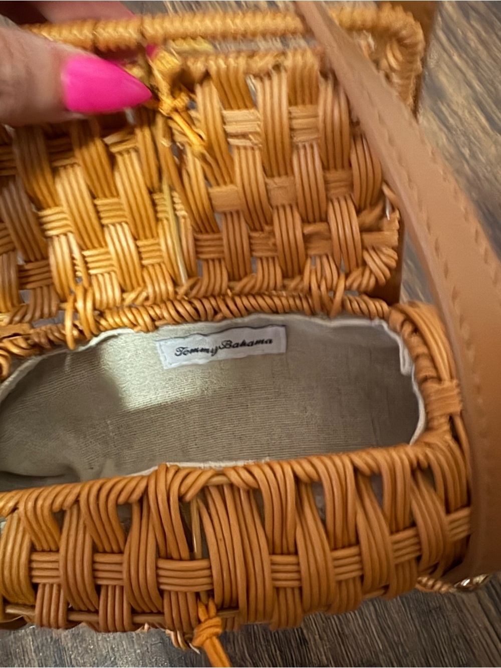 Tommy Bahama Woven Tan Rattan Alligator Handbag - Picture 3 of 3